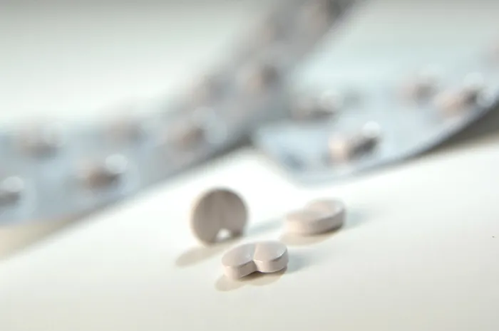Gerahmter Druck : Tabletten in und neben einem Blisterpack. Gerahmter Druck : Tabletten in und neben einem Blisterpack.