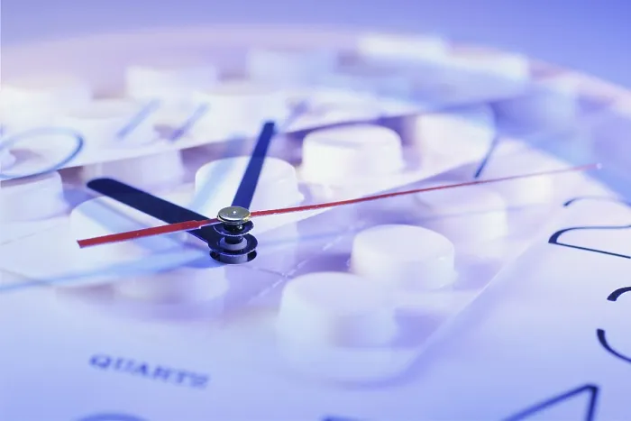 Gerahmter Druck : Tabletten und Uhr. Gerahmter Druck : Tabletten und Uhr.