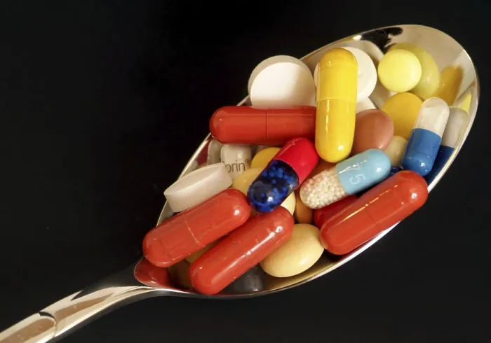 Gerahmter Druck : Tabletten auf Löffel Gerahmter Druck : Tabletten auf Löffel