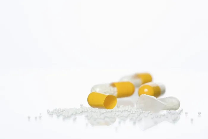 Gerahmter Druck : Tabletten auf einer weißen Oberfläche. Gerahmter Druck : Tabletten auf einer weißen Oberfläche.
