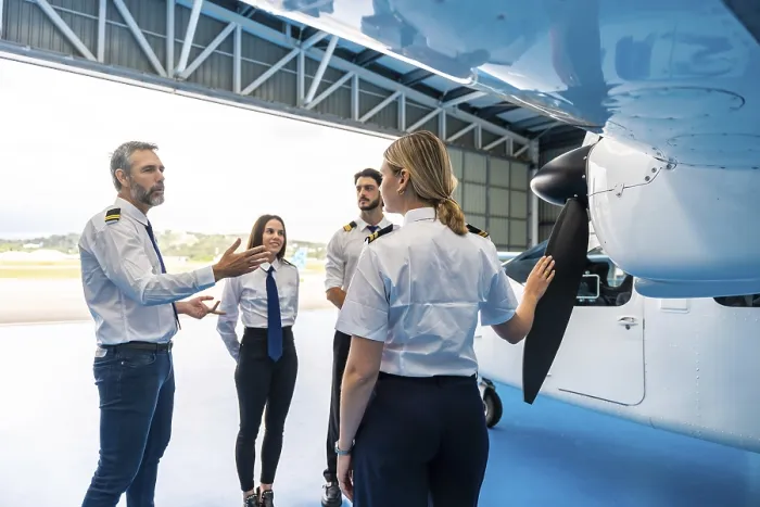 Gerahmter Druck : Fluglehrer erklärt Flügelrad eines Flugzeugs. Gerahmter Druck : Fluglehrer erklärt Flügelrad eines Flugzeugs.