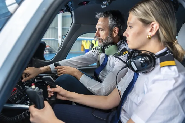 Gerahmter Druck : Zwei Piloten, ein erfahrener Instructor und eine weibliche Trainee. Gerahmter Druck : Zwei Piloten, ein erfahrener Instructor und eine weibliche Trainee.