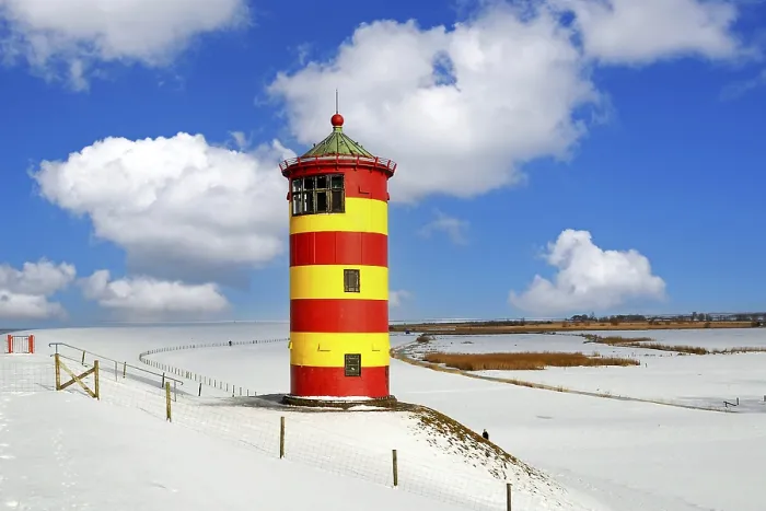 Gerahmter Druck : Leuchtturm von Pilsum in Winterlandschaft. Gerahmter Druck : Leuchtturm von Pilsum in Winterlandschaft.