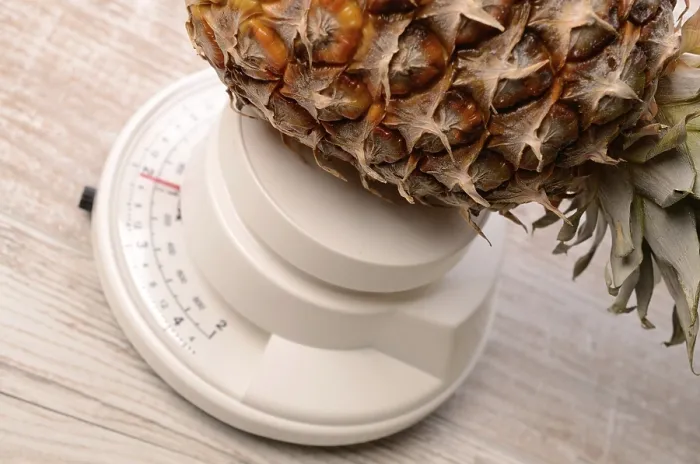 Gerahmter Druck : Ananas auf einer Skala Gerahmter Druck : Ananas auf einer Skala