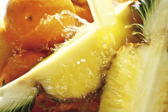 Gerahmter Druck : Ananas unter Strahl von Saft. Gerahmter Druck : Ananas unter Strahl von Saft.