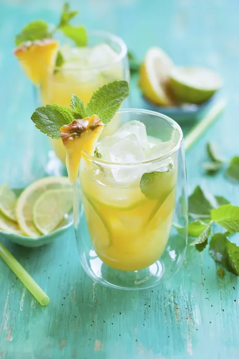 Gerahmter Druck : Ananaslimonade mit Zitrone, Limette und Minze. Gerahmter Druck : Ananaslimonade mit Zitrone, Limette und Minze.