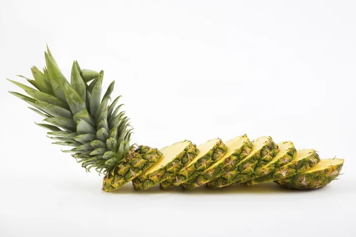 Gerahmter Druck : Ananas mit Scheiben auf einem weißen Hintergrund. Gerahmter Druck : Ananas mit Scheiben auf einem weißen Hintergrund.