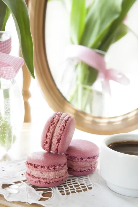 Gerahmter Druck : Drei rosa Macarons und ein Tasse Kaffee. Gerahmter Druck : Drei rosa Macarons und ein Tasse Kaffee.