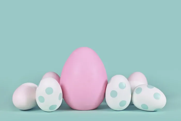 Gerahmter Druck : Rosafarben und Minzgrün easter Eier mit Punkten. Gerahmter Druck : Rosafarben und Minzgrün easter Eier mit Punkten.