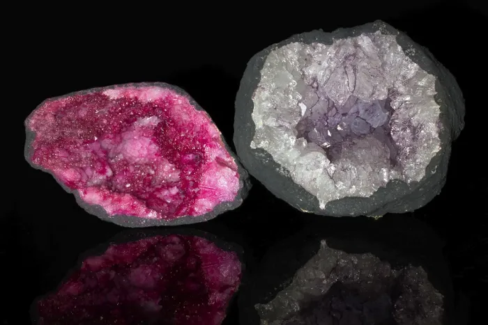 Gerahmter Druck : Rosé und ein violetter Quarzgeode. Gerahmter Druck : Rosé und ein violetter Quarzgeode.
