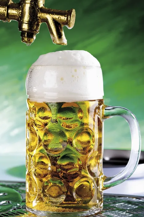 Gerahmter Druck : Ein Pint Bier unter der Zapfhahn. Gerahmter Druck : Ein Pint Bier unter der Zapfhahn.