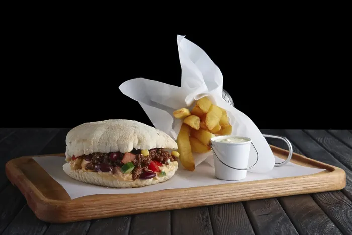 Gerahmter Druck : Pita-Brötchen mit gefülltem Frittierfleisch. Gerahmter Druck : Pita-Brötchen mit gefülltem Frittierfleisch.