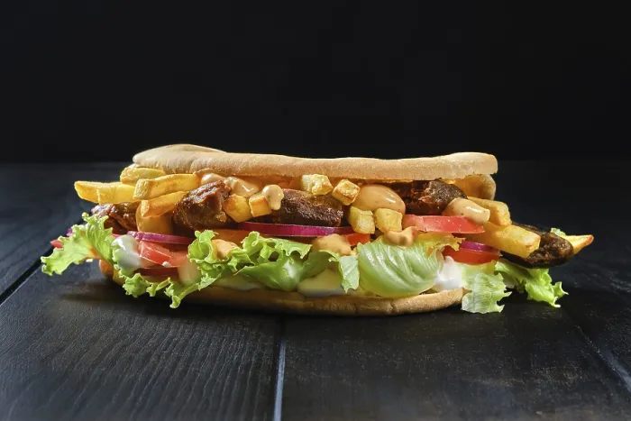 Gerahmter Druck : Pitta-Brot gefüllt mit Salat. Gerahmter Druck : Pitta-Brot gefüllt mit Salat.