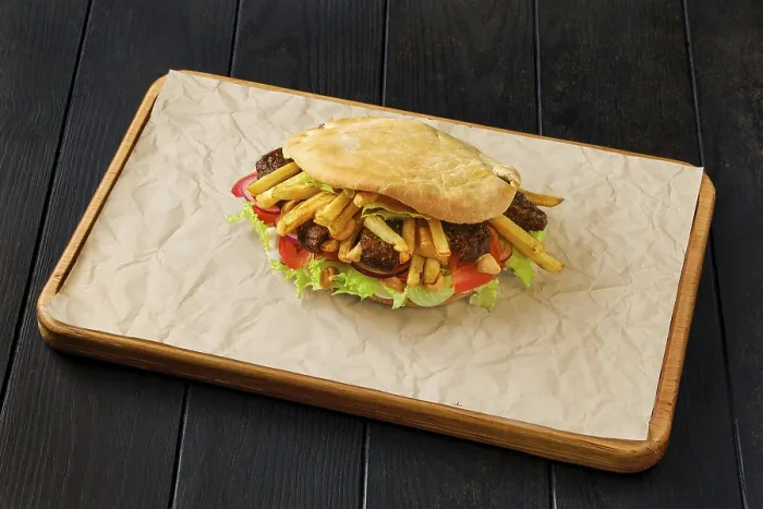 Gerahmter Druck : Pitta-Brot gefüllt mit Salat. Gerahmter Druck : Pitta-Brot gefüllt mit Salat.