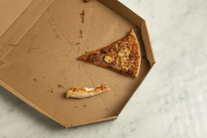 Gerahmter Druck : Pizzakarton, auf dem Tisch, mit einem Stück und einer Kruste. Gerahmter Druck : Pizzakarton, auf dem Tisch, mit einem Stück und einer Kruste.