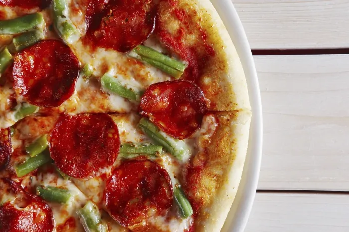 Gerahmter Druck : Teil einer Pizza mit grünen Bohnen. Gerahmter Druck : Teil einer Pizza mit grünen Bohnen.