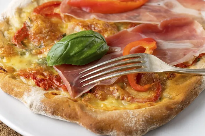 Gerahmter Druck : Ein Detail einer Pizza mit Schinken und Basilikum. Gerahmter Druck : Ein Detail einer Pizza mit Schinken und Basilikum.