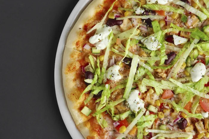 Gerahmter Druck : Teil eines Pizzastücks mit Mozzarella Gerahmter Druck : Teil eines Pizzastücks mit Mozzarella