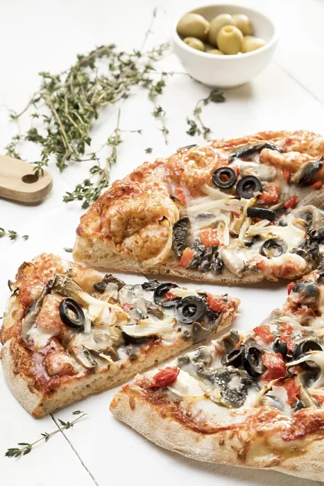 Gerahmter Druck : Pizza mit Oliven und Gemüse. Gerahmter Druck : Pizza mit Oliven und Gemüse.