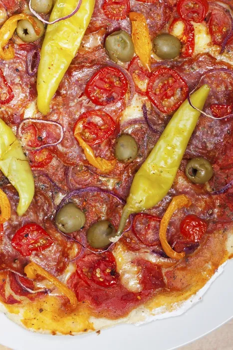 Gerahmter Druck : Ein Detail einer Pizza mit Peperoni. Gerahmter Druck : Ein Detail einer Pizza mit Peperoni.