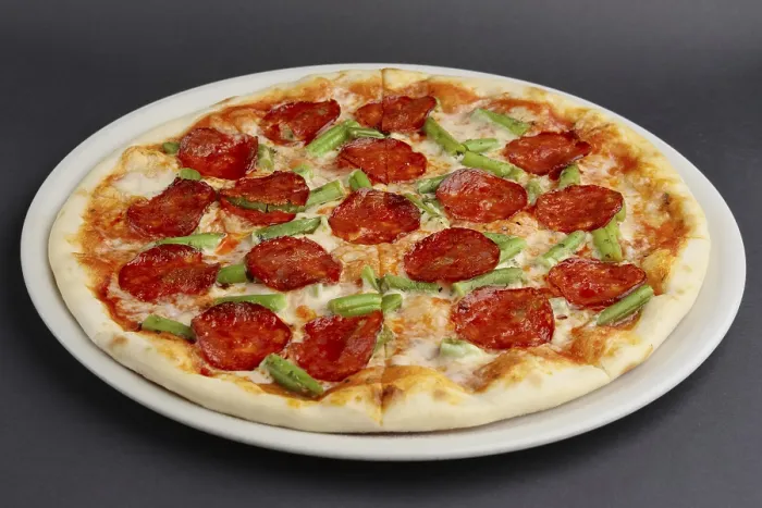 Gerahmter Druck : Pizza mit Peperoni auf schwarzem Tisch.