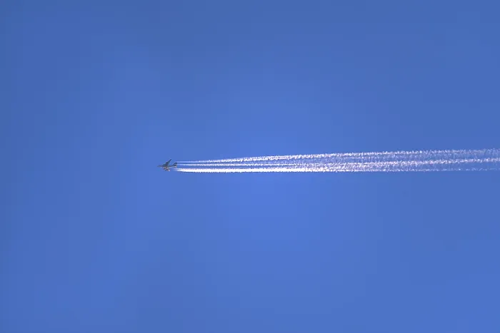 Gerahmter Druck : Flugzeug mit Kondensspuren, blauer Himmel, Bayern, Deutschland Gerahmter Druck : Flugzeug mit Kondensspuren, blauer Himmel, Bayern, Deutschland