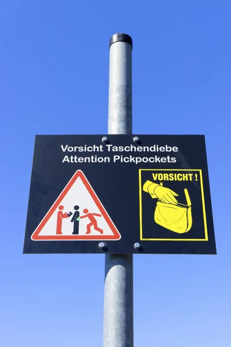 Gerahmter Druck : Tafel mit Warnschild für Taschendiebe. Gerahmter Druck : Tafel mit Warnschild für Taschendiebe.