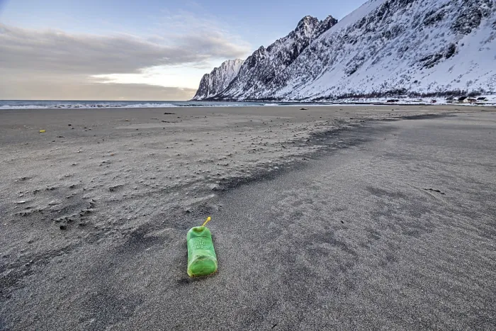 Gerahmter Druck : Leeres Plastikflasche auf dem Strand. Gerahmter Druck : Leeres Plastikflasche auf dem Strand.
