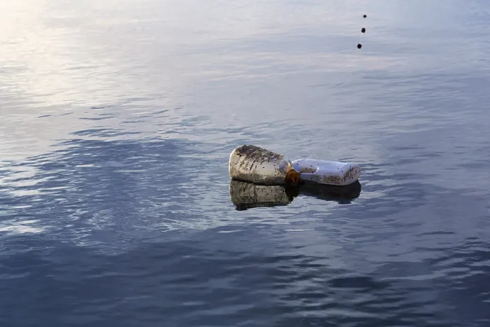 Gerahmter Druck : Plastikflaschen auf der Wasseroberfläche. Gerahmter Druck : Plastikflaschen auf der Wasseroberfläche.