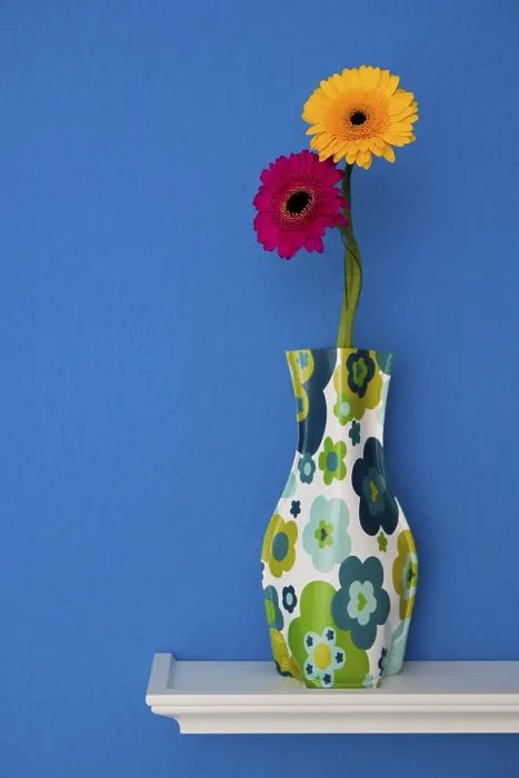 Gerahmter Druck : Plastik-Blumenbecher mit Gerberas. Gerahmter Druck : Plastik-Blumenbecher mit Gerberas.