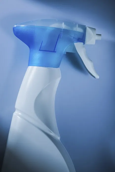 Gerahmter Druck : Plastik-Sprühflasche auf weißer Oberfläche. Gerahmter Druck : Plastik-Sprühflasche auf weißer Oberfläche.