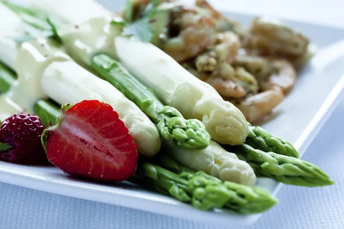 Gerahmter Druck : Ein Teller mit Spargel. Gerahmter Druck : Ein Teller mit Spargel.