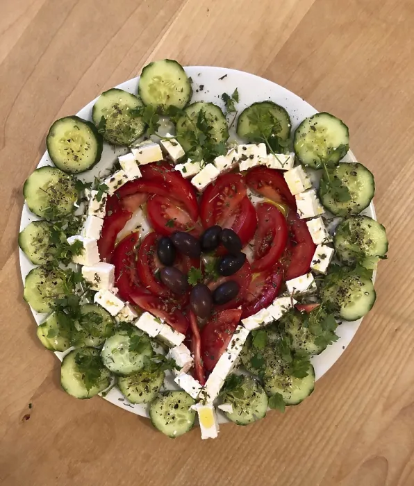 Gerahmter Druck : Teller mit Gurken, Tomaten. Gerahmter Druck : Teller mit Gurken, Tomaten.