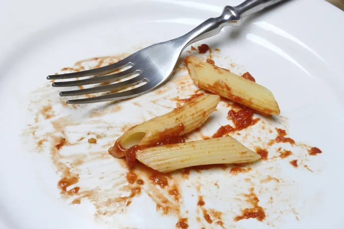 Gerahmter Druck : Teller mit Gabel und Restpasta. Gerahmter Druck : Teller mit Gabel und Restpasta.