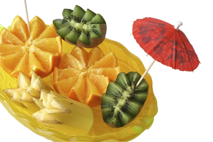 Gerahmter Druck : Teller in Form einer Ananas mit Früchten. Gerahmter Druck : Teller in Form einer Ananas mit Früchten.