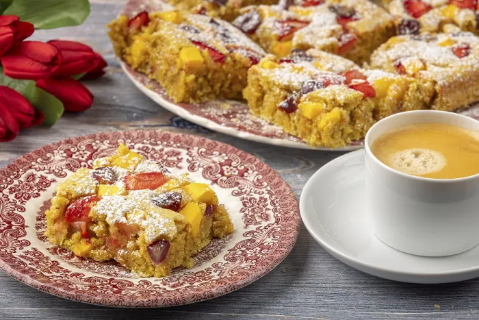 Gerahmter Druck : Teller Obstkuchen mit Kaffee. Gerahmter Druck : Teller Obstkuchen mit Kaffee.