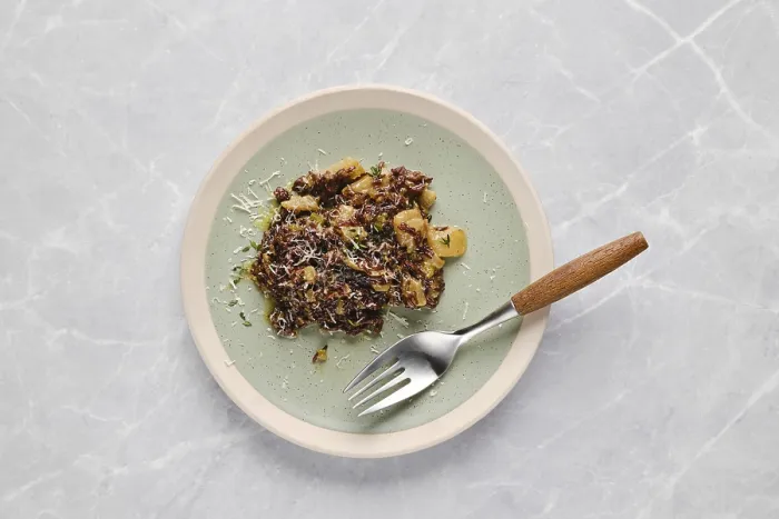 Gerahmter Druck : Teller mit Risotto mit rosa Reis. Gerahmter Druck : Teller mit Risotto mit rosa Reis.