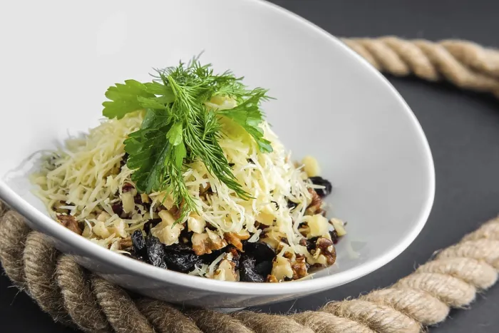Gerahmter Druck : Salatplatte mit Rote Beete, Pflaumen. Gerahmter Druck : Salatplatte mit Rote Beete, Pflaumen.