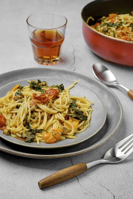 Gerahmter Druck : Teller mit Spaghetti mit Spinat. Gerahmter Druck : Teller mit Spaghetti mit Spinat.