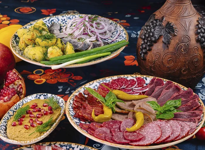 Gerahmter Druck : Teller mit appetitlichen Fleischscheiben Gerahmter Druck : Teller mit appetitlichen Fleischscheiben