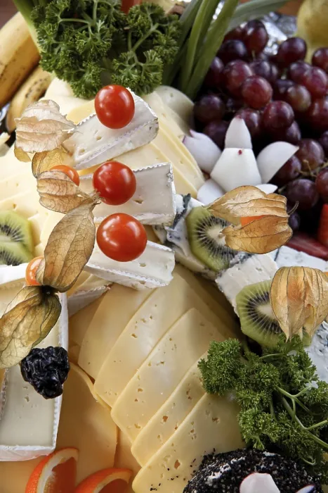 Gerahmter Druck : Käseplatte an einem kalten Buffet. Gerahmter Druck : Käseplatte an einem kalten Buffet.