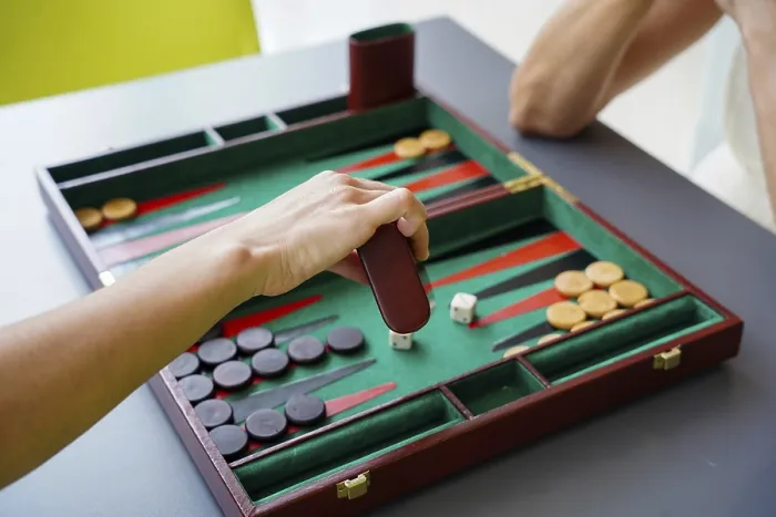 Gerahmter Druck : Ein Spieler macht einen Zug in einem Backgammon-Spiel.
