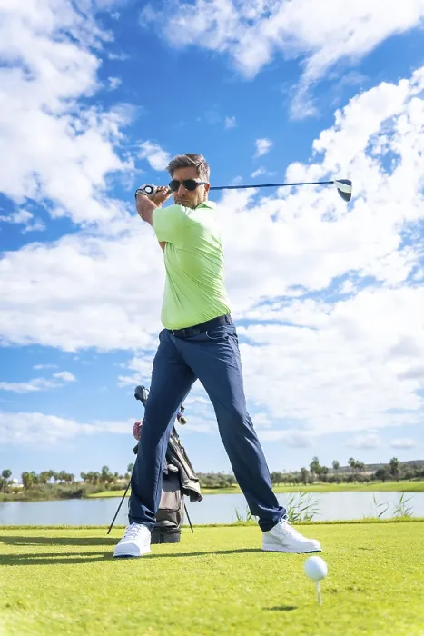 Gerahmter Druck : Ein Spieler spielt Golf auf einem Golfplatz. Gerahmter Druck : Ein Spieler spielt Golf auf einem Golfplatz.