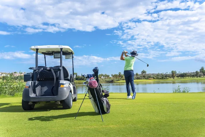 Gerahmter Druck : Professionelles Golfspielen auf einem Golfplatz. Gerahmter Druck : Professionelles Golfspielen auf einem Golfplatz.