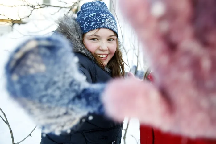 Gerahmter Druck : Schneemachen. Gerahmter Druck : Schneemachen.
