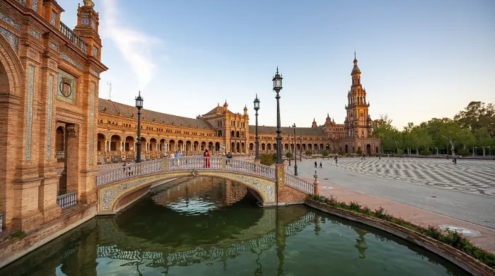 Gerahmter Druck : Plaza de España bei Abendlicht mit Reflexion. Gerahmter Druck : Plaza de España bei Abendlicht mit Reflexion.