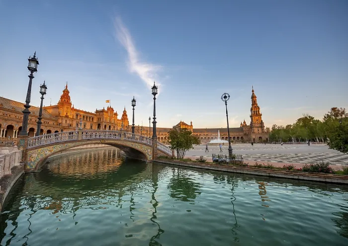 Gerahmter Druck : Plaza de España bei Abendlicht mit Reflexion. Gerahmter Druck : Plaza de España bei Abendlicht mit Reflexion.
