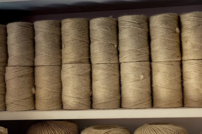 Gerahmter Druck : Viele Spulen oder Rollen brauner Farbe Leinenfaden. Gerahmter Druck : Viele Spulen oder Rollen brauner Farbe Leinenfaden.