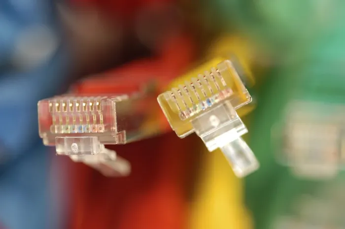 Gerahmter Druck : Zwei Stecker eines farbigen Netzwerkkabels für Computer. Gerahmter Druck : Zwei Stecker eines farbigen Netzwerkkabels für Computer.
