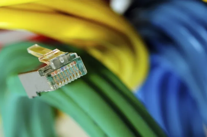 Gerahmter Druck : Kabelstecker eines farbigen Netzwerkkabels für Computer. Gerahmter Druck : Kabelstecker eines farbigen Netzwerkkabels für Computer.